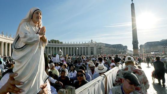 테레사 수녀 성인 된 날…교황, 노숙인 1500명과 피자 점심