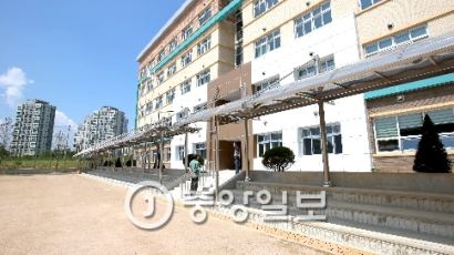 [단독] 서울 공립학교 운동장·체육관·샤워실 의무 개방 놓고 시끌