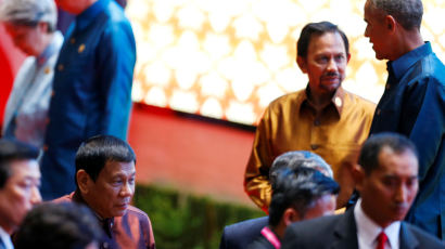 [포토 사오정] “개XX”라고 말한 필리핀 대통령은 오바마를 피했을까?