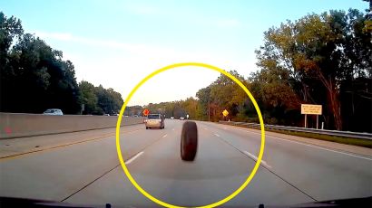 어디서 굴러온 타이어야?…고속도로 주행 차량과 충돌