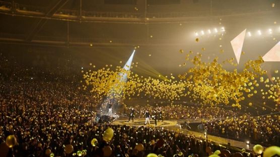 젝스키스 16년만의 컴백 콘서트, 1만여개 노란풍선 넘실