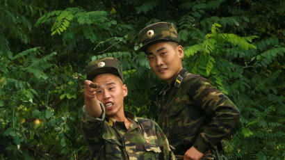 [포토 사오정] 돌멩이 든 북한 병사 “사진찍지말라우”