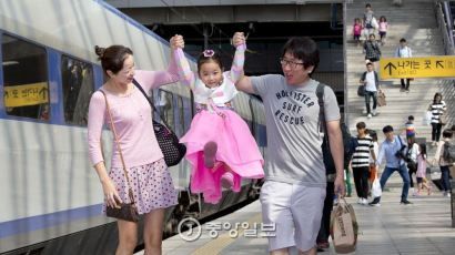 [서소문 사진관] 추석귀성 시작…밝은 표정의 서울역 귀성객들