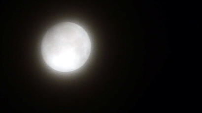 구름에 가려진 보름달… 완벽한 둥근달은 17일 새벽