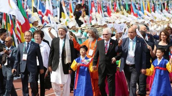 만국회의 2주년 기념 평화 축제 어제 열려… 130개국 10만 여 명 참석해