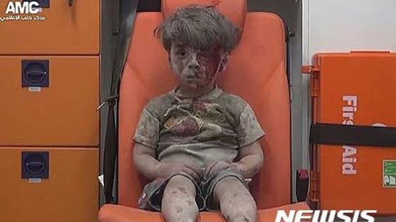 오바마 울린 여섯살 꼬마 "알레포 소년 데려와 주세요" 