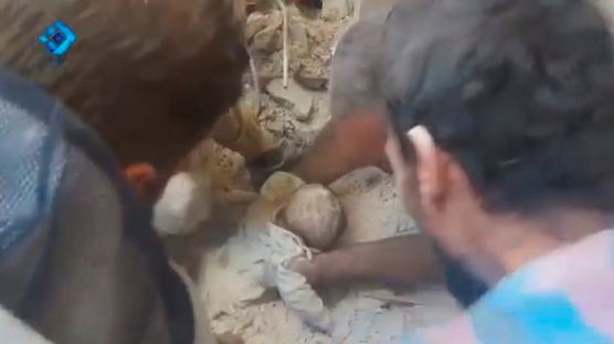 맨 손으로 땅 파고… 기적적으로 구조된 시리아 갓난 아기