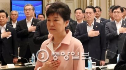 박 대통령 “내수 위해 골프 치라”…장관들 “머리띠 두르고 인증샷”