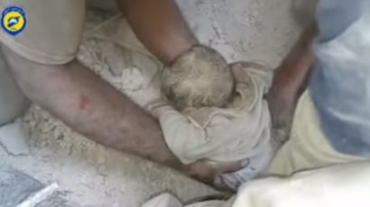 알레포 흙더미 속에서 구출된 아무것도 모르는 갓난아이