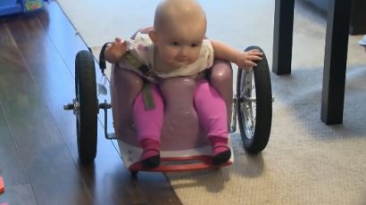  "엄마, 아빠는 너를 항상 응원해" 고사리 손으로 휠체어 타는 아기