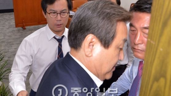 김영우 국방위원장 국감 참석 놓고 '감금 소동'
