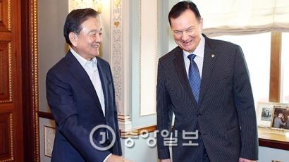 [사진] 홍석현 회장, 러 극동연방대 부총장과 환담 