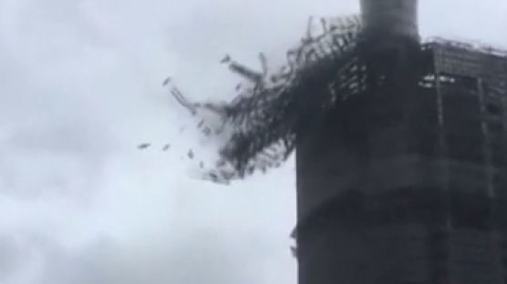 [영상] 태풍 '메기' 대만 강타…뜯겨나가는 고층 건물