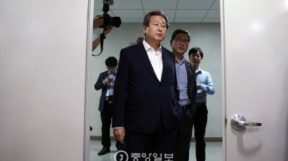 [포토 사오정] 새누리당 비박계 모임…김무성 전 대표 "비공개이니 나가 주시라"