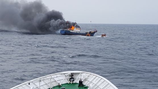 '해경 섬광탄 투척' 중국어선 불 나 3명 사망