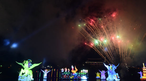 진주 남강유등축제 개막…7만여개 등 환상적인 빛의 세계연출