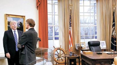 [사진] 가짜 백악관 찾아간 트럼프