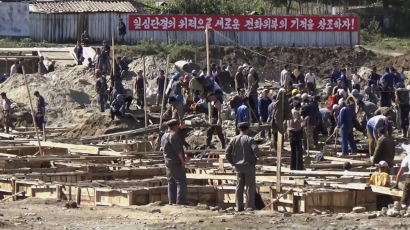 홍수피해로 임시 대피소서 거주하는 북한주민들 모습보니
