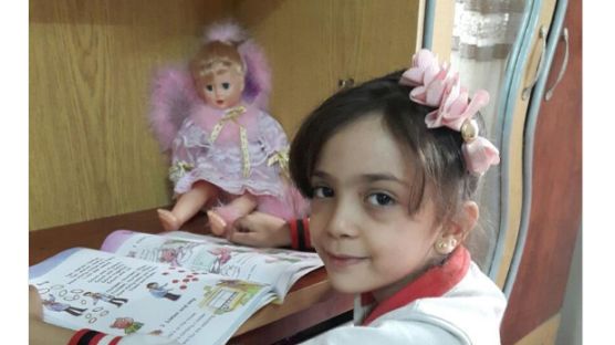 “전쟁을 잊으려고 책을 읽고 있어요”…7살 시리아 소녀 트윗