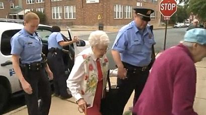 美 102세 할머니 "죽기 전 경찰에 체포돼봤으면…" 소원 성취