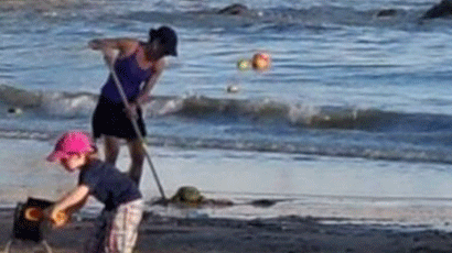  ‘차바’가 할퀴고 간 광안리 해변 청소하는 외국인 모녀