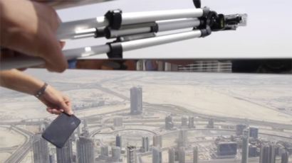 사람잡을 실험…두바이 세계 최고층 빌딩서 아이폰7 떨어뜨려