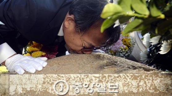 [포토 사오정] 링스헬기 사고 순직자 묘역에 입맞추는 이정현 새누리 대표