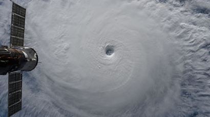 우주서도 또렷하게 잡힌 태풍 '차바'의 눈