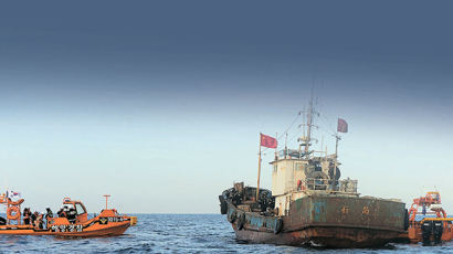 [단독] 중국 어선, 해경 고속단정 침몰시키려 확인충돌까지