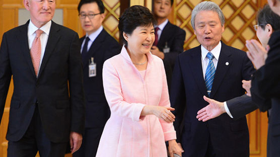[사진] 일본 경제단체 대표단 맞은 박 대통령