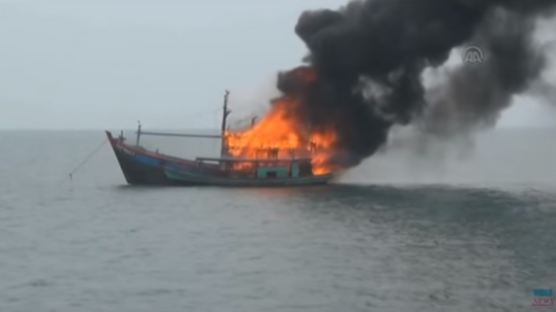 중국 불법조업 어선 ‘폭파’시키는 인도네시아