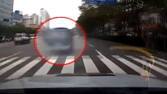 [영상] 도주 차량 붙잡게 도운 시민들의 '손짓' 