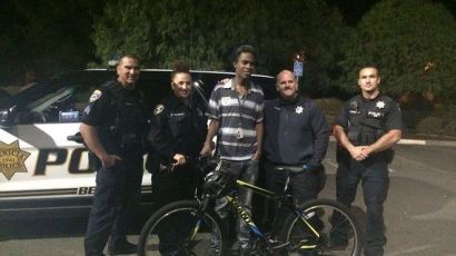 매일 4시간 걷는 청년에게 자전거 선물한 멋진 경찰