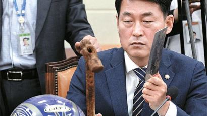 [사진] 중국 선원이 휘두른 칼·망치