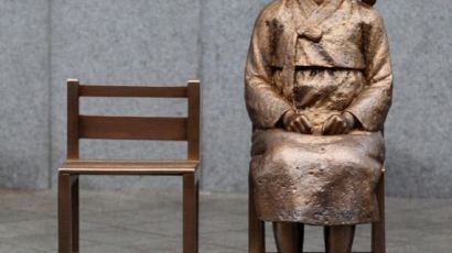 "아베가 사죄했다" 정부, 위안부 할머니들에게 거짓말 논란