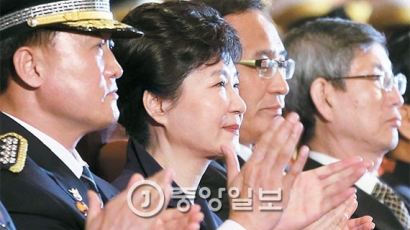 [사진] 박 대통령 “난폭운전 등 일상속 법질서 경시 엄단” 