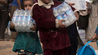 [사진] 유엔 구호품 받는 모술 난민들