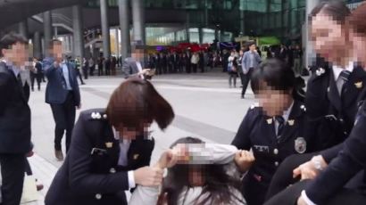"박 대통령 하야하라" 부산에서 기습 시위한 대학생들 연행