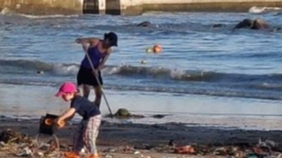 태풍으로 더러워진 광안리해수욕장 청소한 외국인 모녀 표창장 