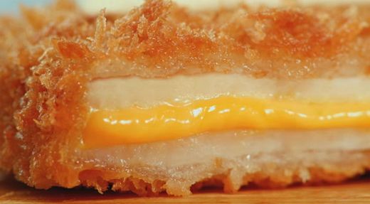 일본 맥도날드에만 판다는 '치즈카츠 버거'의 헤어나올 수 없는 매력 