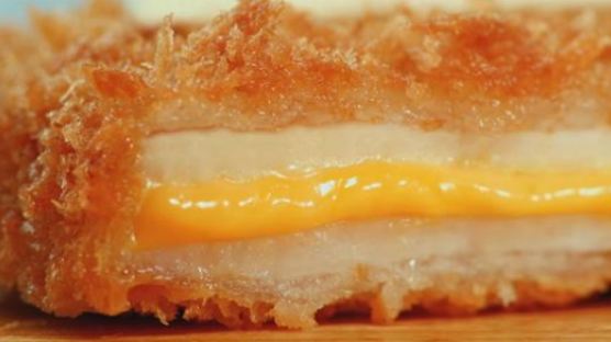 일본 맥도날드에만 판다는 '치즈카츠 버거'의 헤어나올 수 없는 매력 