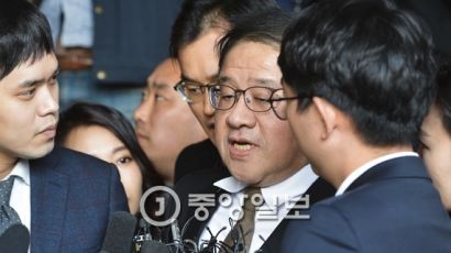 '미르·K스포츠재단 모금 지시 의혹' 안종범 전 수석 "잘못된 부분 책임 지겠다"