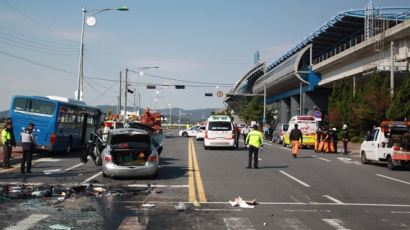 충남 보령서 시내버스-승용차 충돌…14명 사상