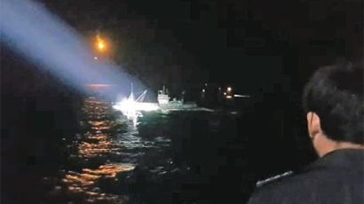 중국 어선 30척 몰려와 선체 충돌 시도…해경 M - 60 쏴 격퇴