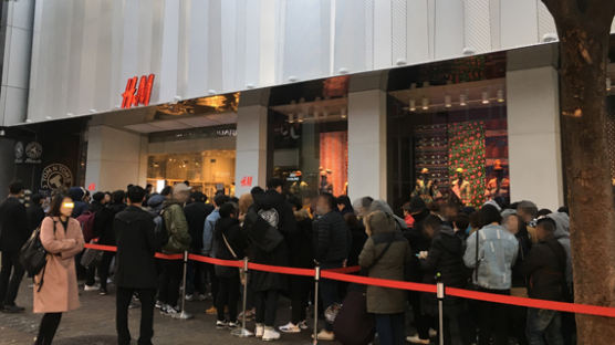 "올해도 이틀전부터 줄서서 기다렸다" H&M, 겐조와 협업 제품 판매