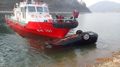 호수로 추락한 운전자 구조한 40대 등산객