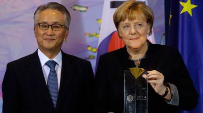 메르켈 총리, 독일서 서울평화상 2년여 만에 받았다