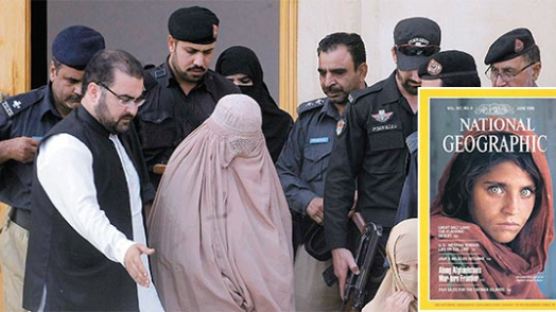 [사진] 파키스탄 법원, ‘초록눈 아프간 소녀’에 강제추방 선고