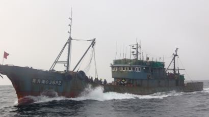 서해 대청도 불법조업 中어선 2척 나포…'물대포' 제압