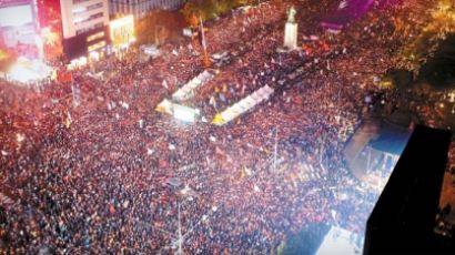 촛불집회는 '4만명' 싸이 공연은 '8만명'…경찰의 오락가락 셈법